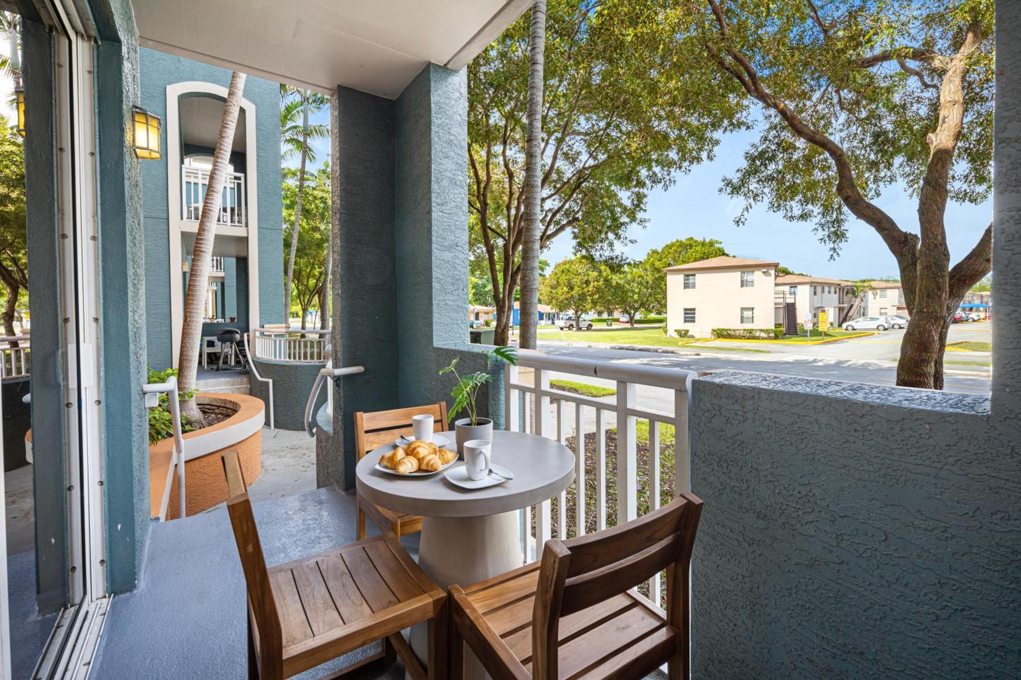 Dharma Home Suites South Miami At Red Road Commons Екстериор снимка