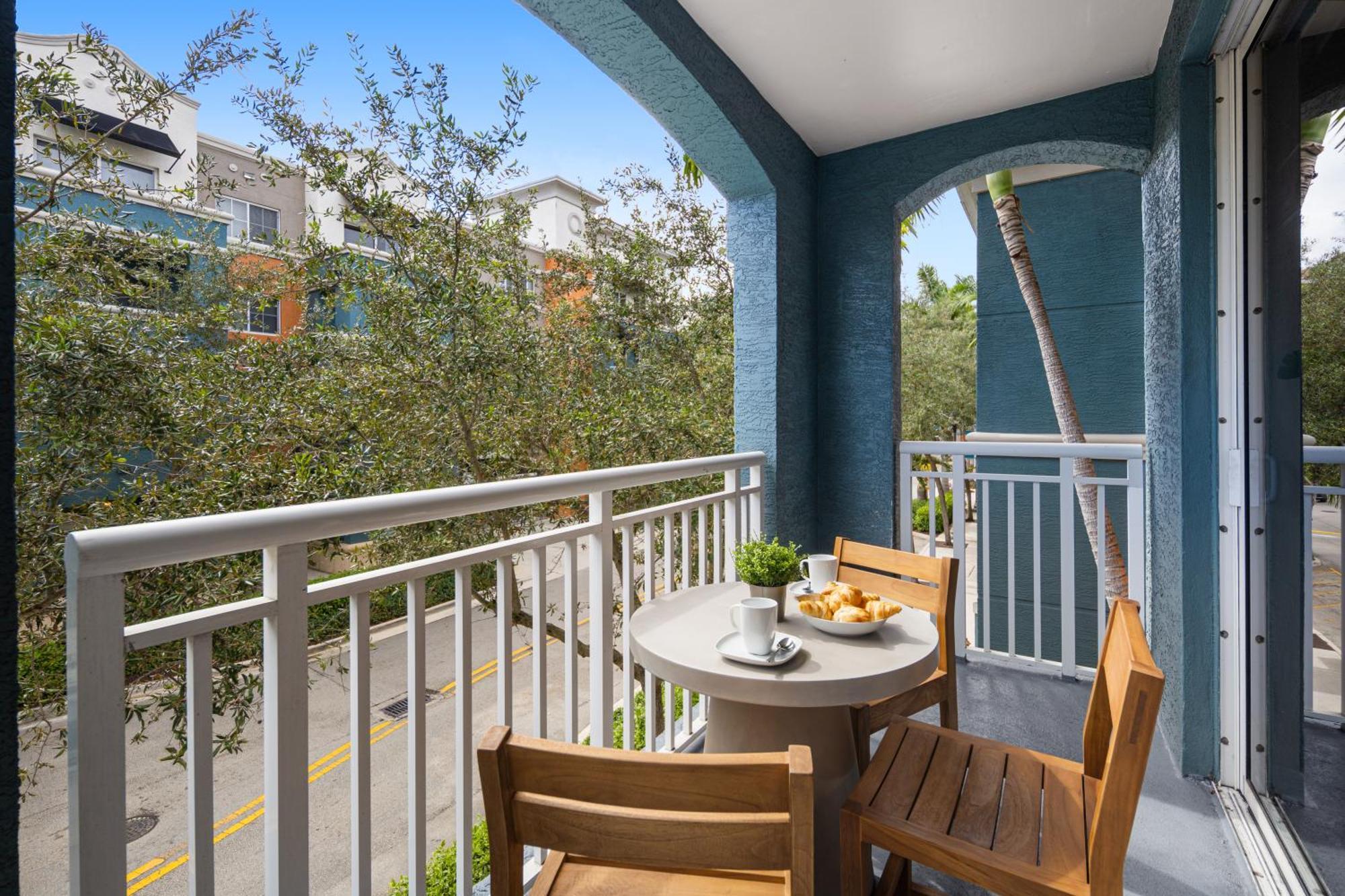 Dharma Home Suites South Miami At Red Road Commons Екстериор снимка