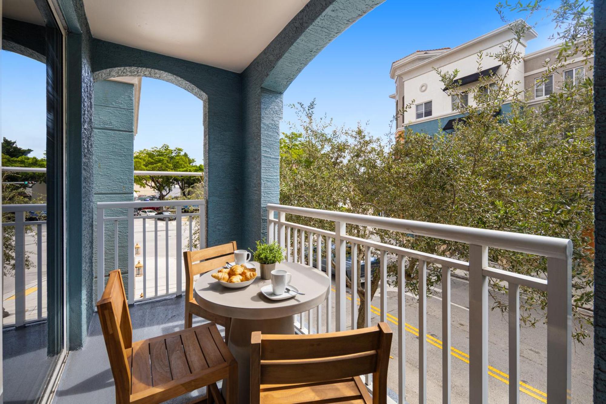 Dharma Home Suites South Miami At Red Road Commons Екстериор снимка